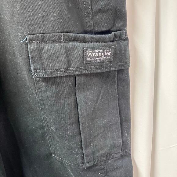 New Wrangler Mens 44x30 Black Cargo Pants Relaxed Fit Tech Pocket Cotton Utility - Picture 8 of 15